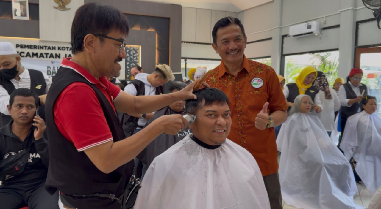Pak Camat Jambangan di Potong Oleh Hairdresser Ternama Ketua Ngasal (Ngaji Komunitas Salon) Hendy Prayitno. Bersama Bambang Udi Ukoro Ketua Baksos’e Suroboyo.