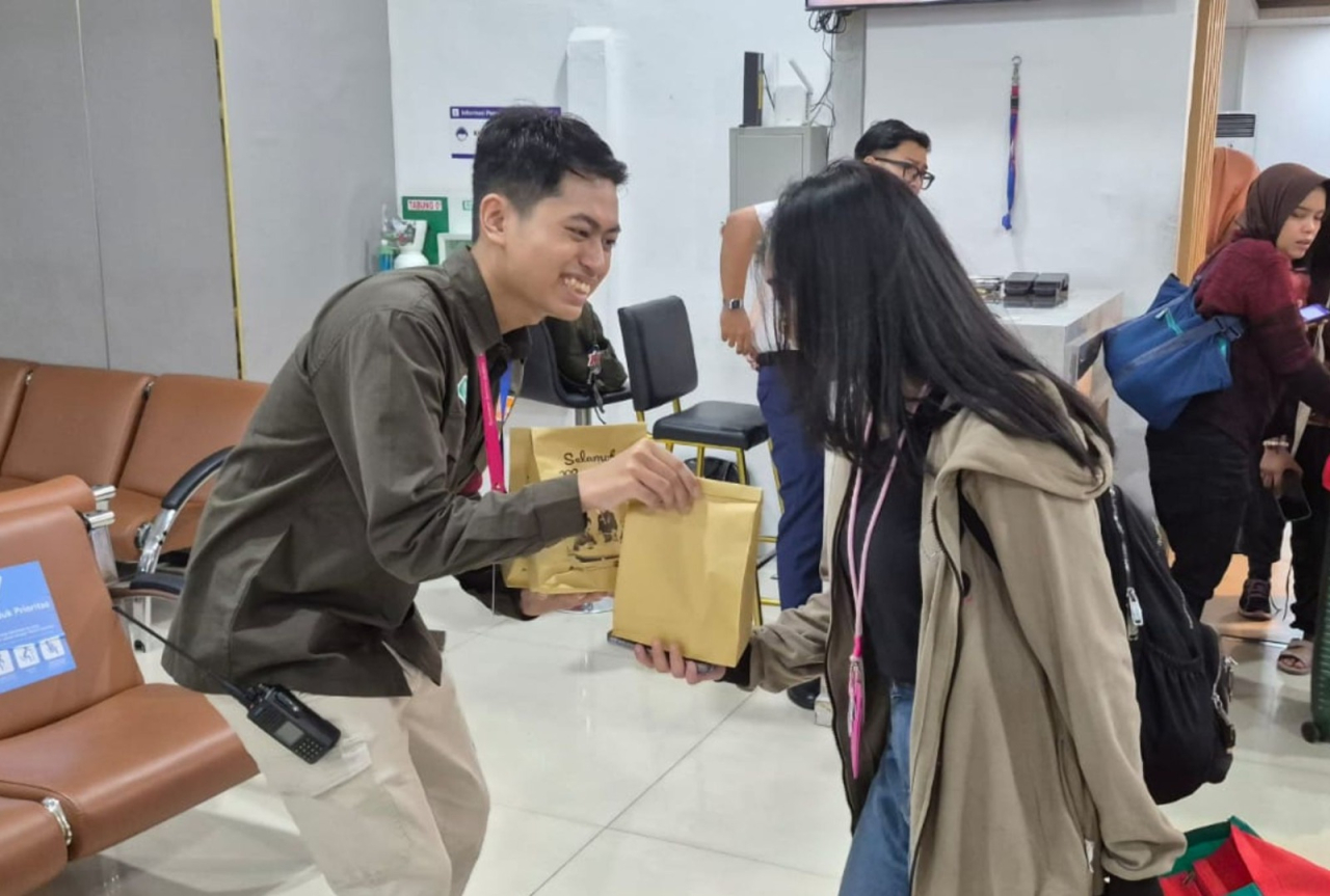 KAI Daop 8 Surabaya Bagikan 4000 Paket Takjil Gratis bagi Penumpang KA Jarak Jauh hingga H-1 Lebaran