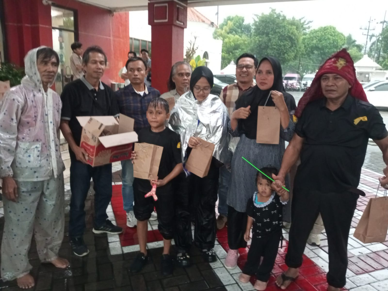 Meski Diguyur Hujan, Jurnalis DPRD Surabaya Tetap Berbagi Takjil