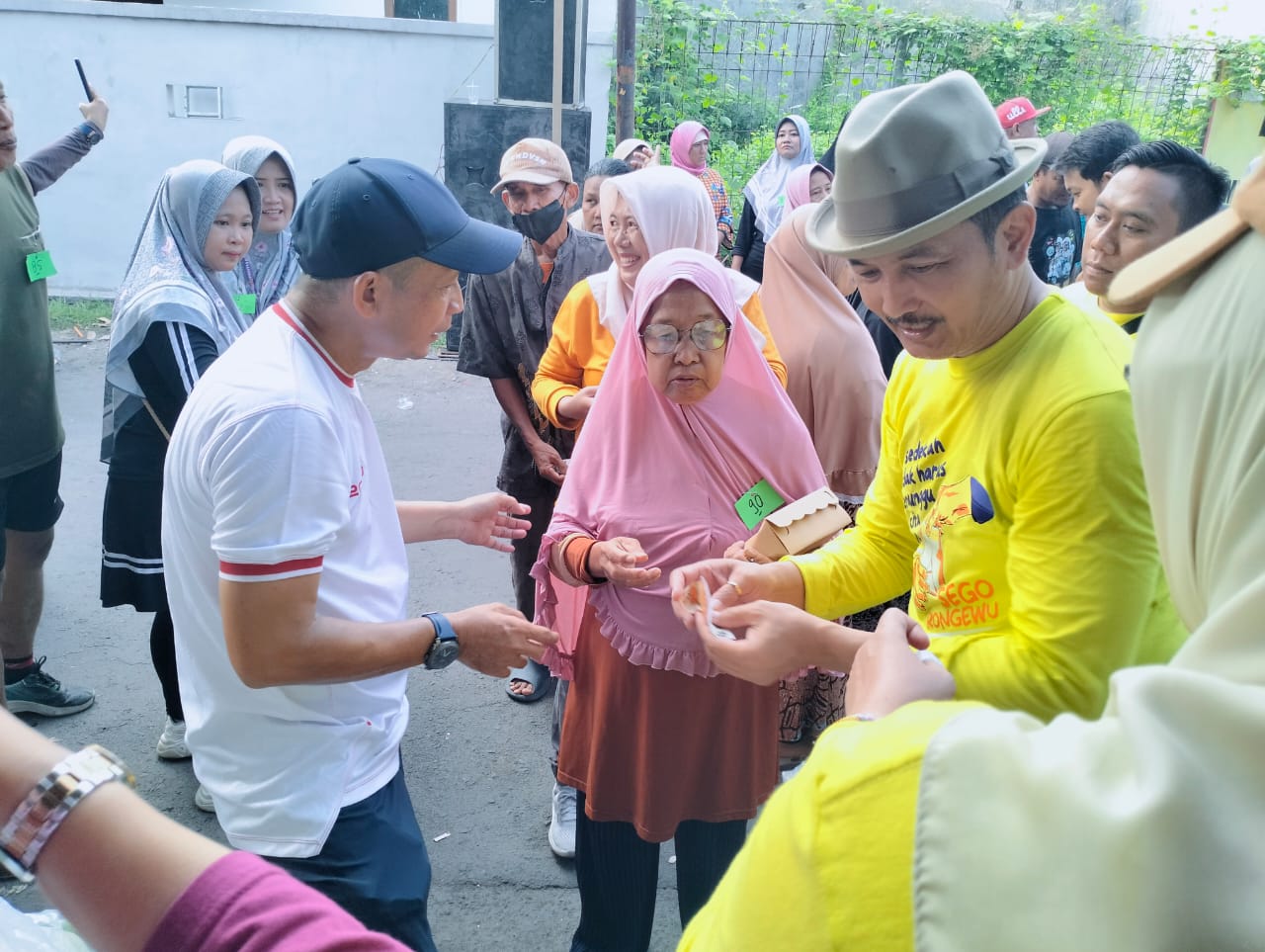 Baksos’e Suroboyo Bersama IKASDASA Tebar Kepedulian Lewat Semarak Sego Rongewu di Mulyorejo