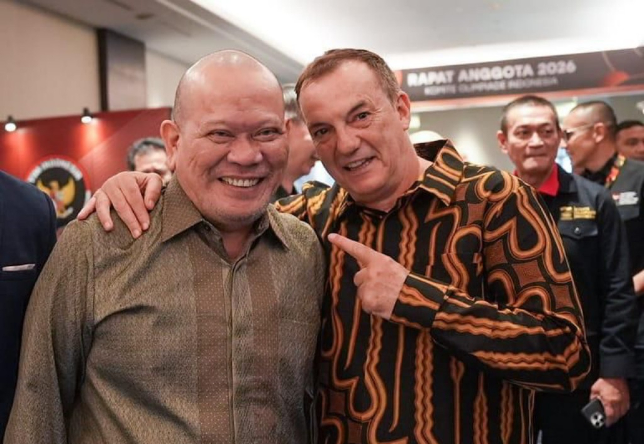 Keterangan Foto:  Ketua Umum PBMI AA LaNyalla Mahmud Mattalitti bersama Sekretaris Jenderal IFMA Stephan Fox dalam Rapat Anggota Komite Olahraga Indonesia (KOI) di Jakarta (9/5/2026).