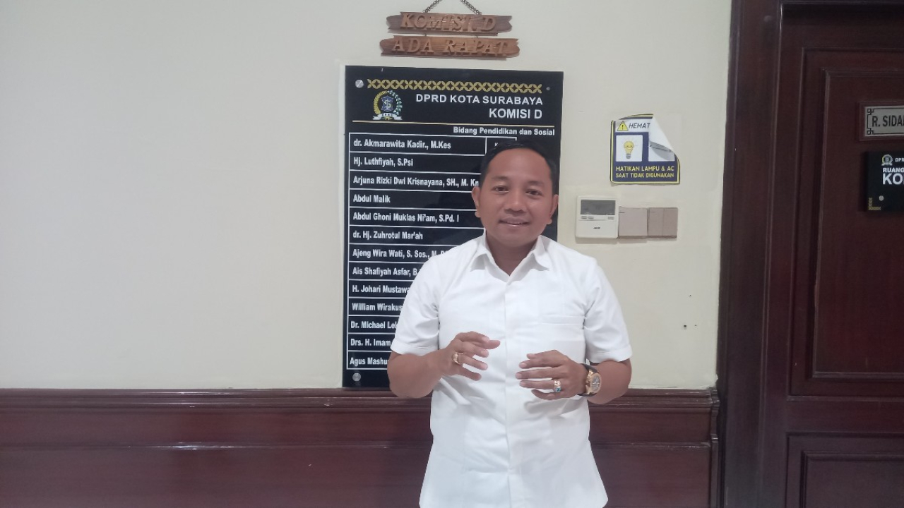 Ketua Pansus Komisi D DPRD Kota Surabaya Abdul Malik memberikan keterangan terkait Raperda Jaminan Sosial Ketenagakerjaan di ruang rapat Komisi D DPRD Kota Surabaya