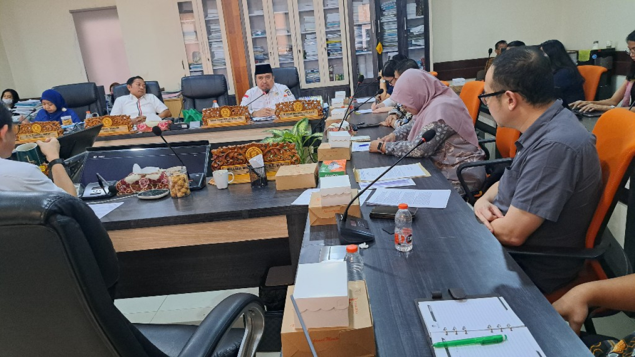 Anggota Komisi D DPRD Surabaya Johari Mustawan atau Bang Jo saat memimpin hearing kasus siswa Elyon Christian School inisial R di Ruang Rapat Komisi D, Kamis 11/6/2026.
