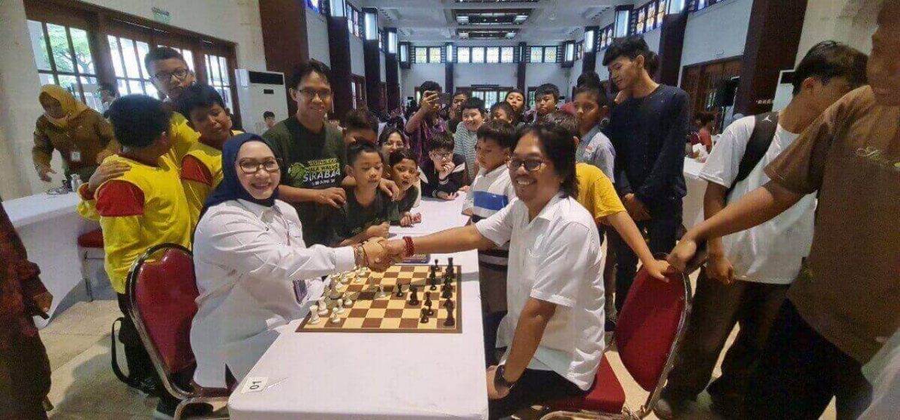 H. Budi Leksono bersalaman dengan Hesnud Daulah, M.Psikologi  di Piala Wali Kota Catur Surabaya 2026 Balai Pemuda