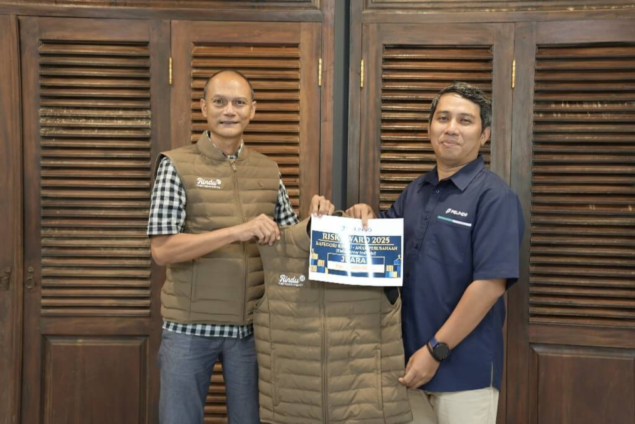 Direktur PT Terminal Petikemas Surabaya (TPS) menerima penghargaan The Most Productive Terminal Award Based on BOPO dalam ajang Human Capital & Legal Forum 2026. Foto: Humas TPS
