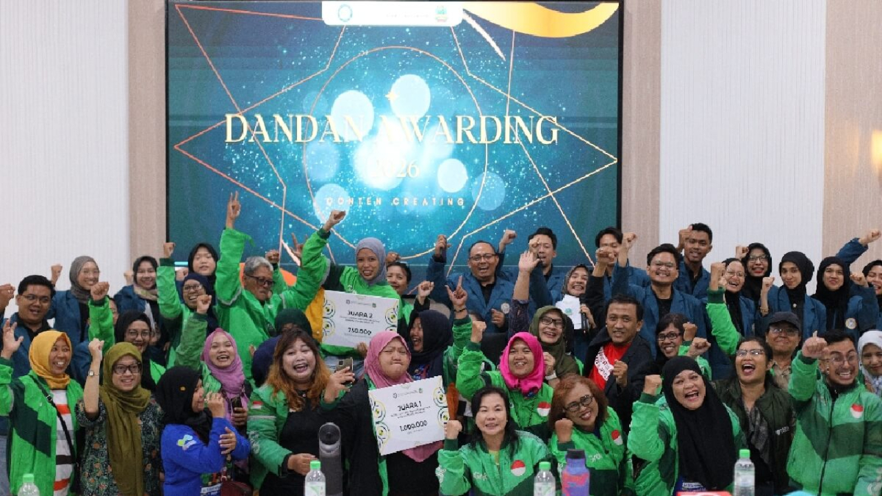 Ibu-ibu driver ojol perempuan Surabaya foto bareng mahasiswa MM FEB UNAIR saat DANDAN Awarding 2026. Juara 1 dan 2 pegang hadiah uang tunai Rp1 juta dan Rp750 ribu.