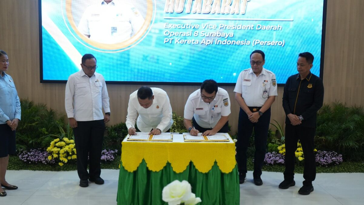 EVP KAI Daop 8 Surabaya Daniel Johannes Hutabarat saat menandatangani PKS bersama Dr. Abdul Qohar Affandi, S.H., M.H., Kajati Jatim di Surabaya, Jumat (26/6/2026).
