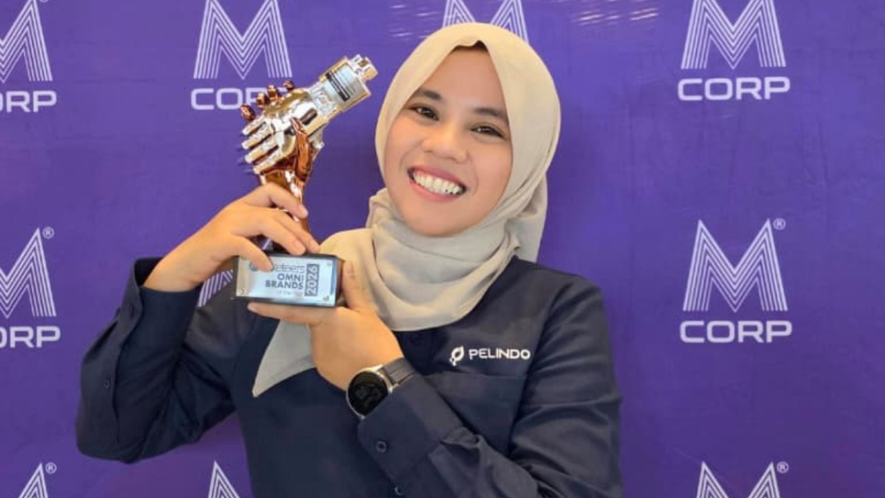 Erika Asih Palupi Sekretaris Perusahaan TPS tunjukkan piala VEPORT penghargaan Marketeers OMNI Brands 2026