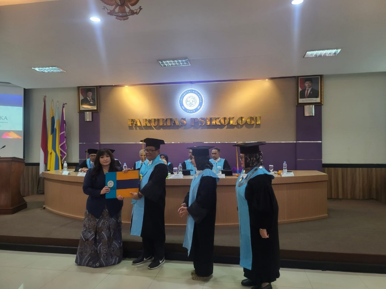Herlina Harsono Njoto menerima ijazah Doktor Psikologi dari Fakultas Psikologi Universitas Airlangga, Kamis 18/6/2026