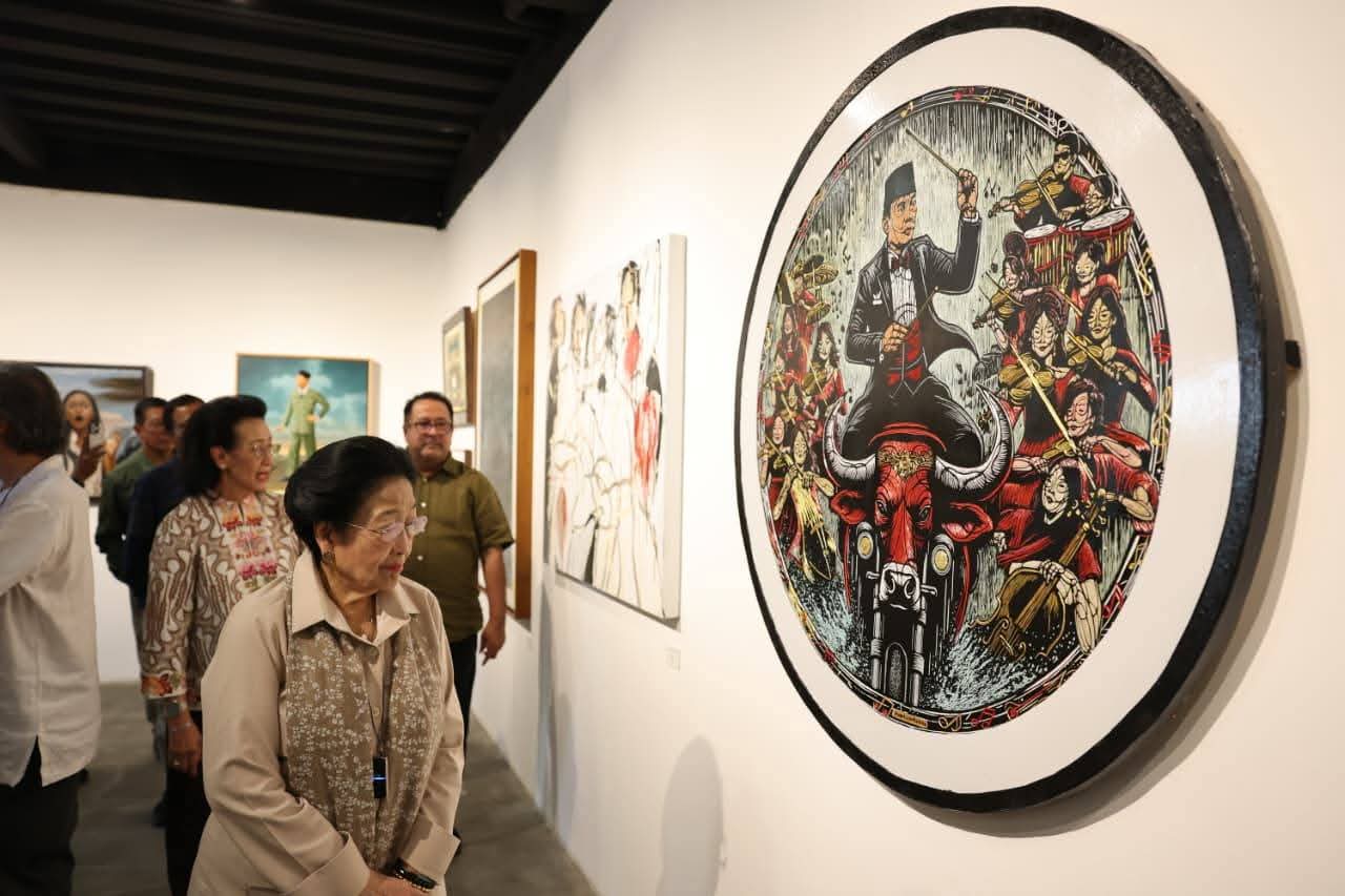 Ibu Megawati Soekarnoputri memperhatikan salah satu karya seni bertema Bung Karno saat pembukaan pameran "Mata Hati Soekarno" di Bantul, Yogyakarta, Sabtu (6/6/2026)