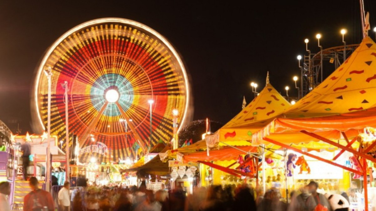Suasana Jakarta Fair Kemayoran 2026 malam hari dengan kincir ria dan tenda kuliner