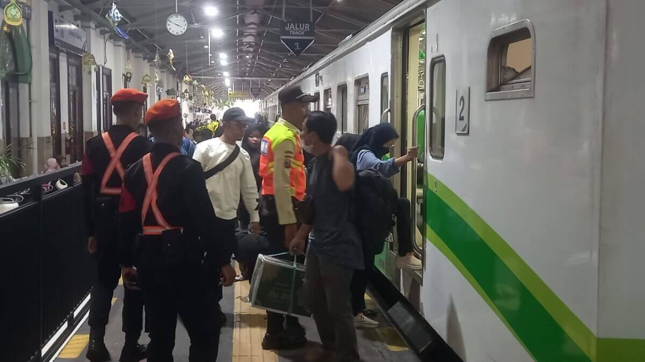 Petugas KAI Daop 8 Surabaya lakukan pengawasan ketat di Jalur 1 stasiun antisipasi cuaca ekstrem 23 Juni 2026. Foto Dokumentasi Kabarhit