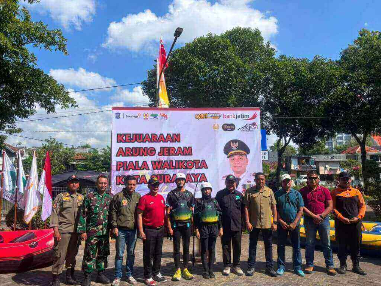 Kejuaraan Arung Jeram Piala Walikota Surabaya 2026 oleh Walikota Surabaya. Ratusan atlet dari berbagai daerah ikut berlaga