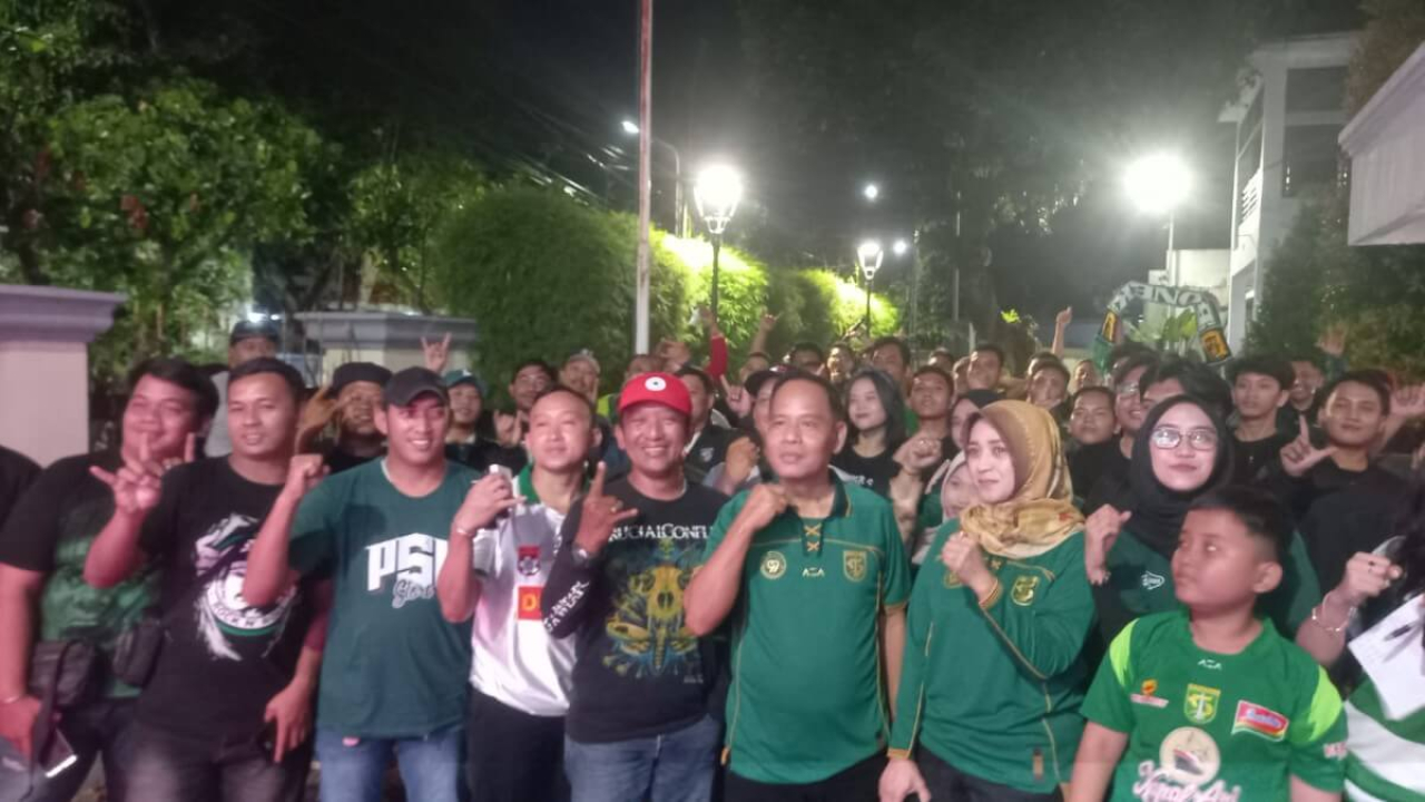 Foto: Syaifuddin Zuhri bersama Bonek saat silaturahmi HUT Persebaya di rumah dinas DPRD Surabaya. Foto: Kabarhit.com