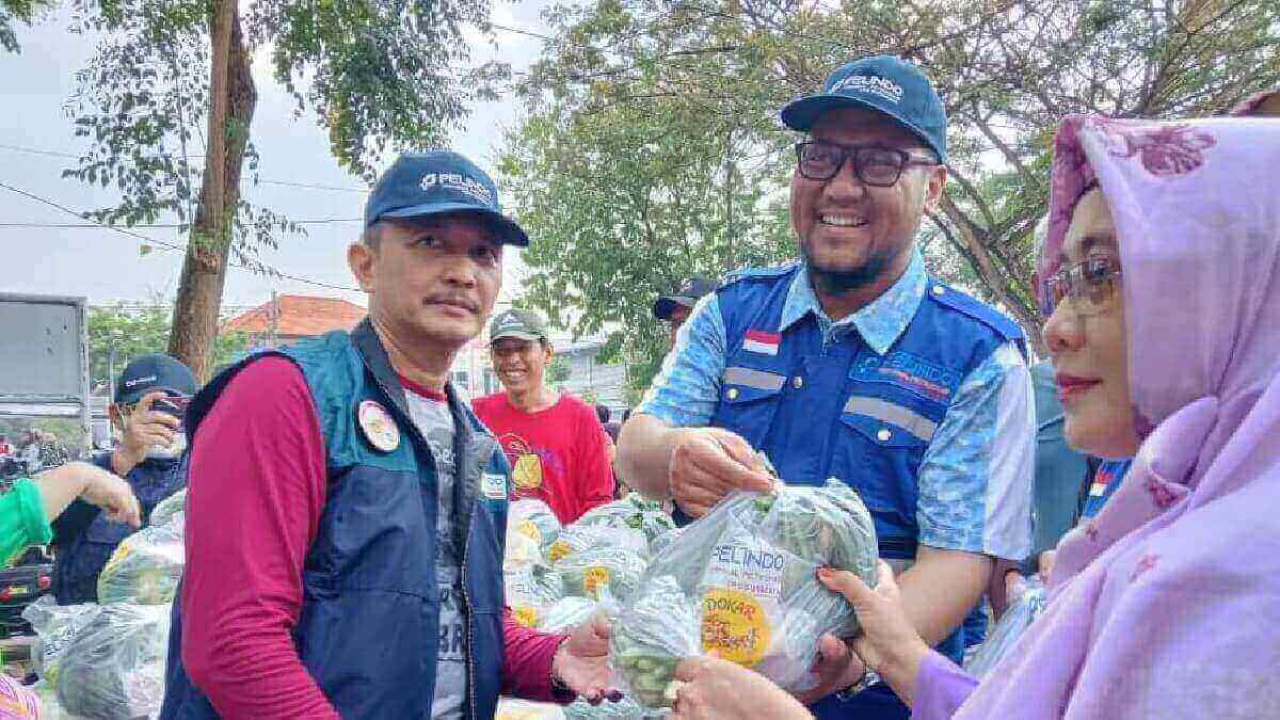 Petugas PELINDO TPS Surabaya bagikan paket sayur DOKAR Rp2000 warga Pakal