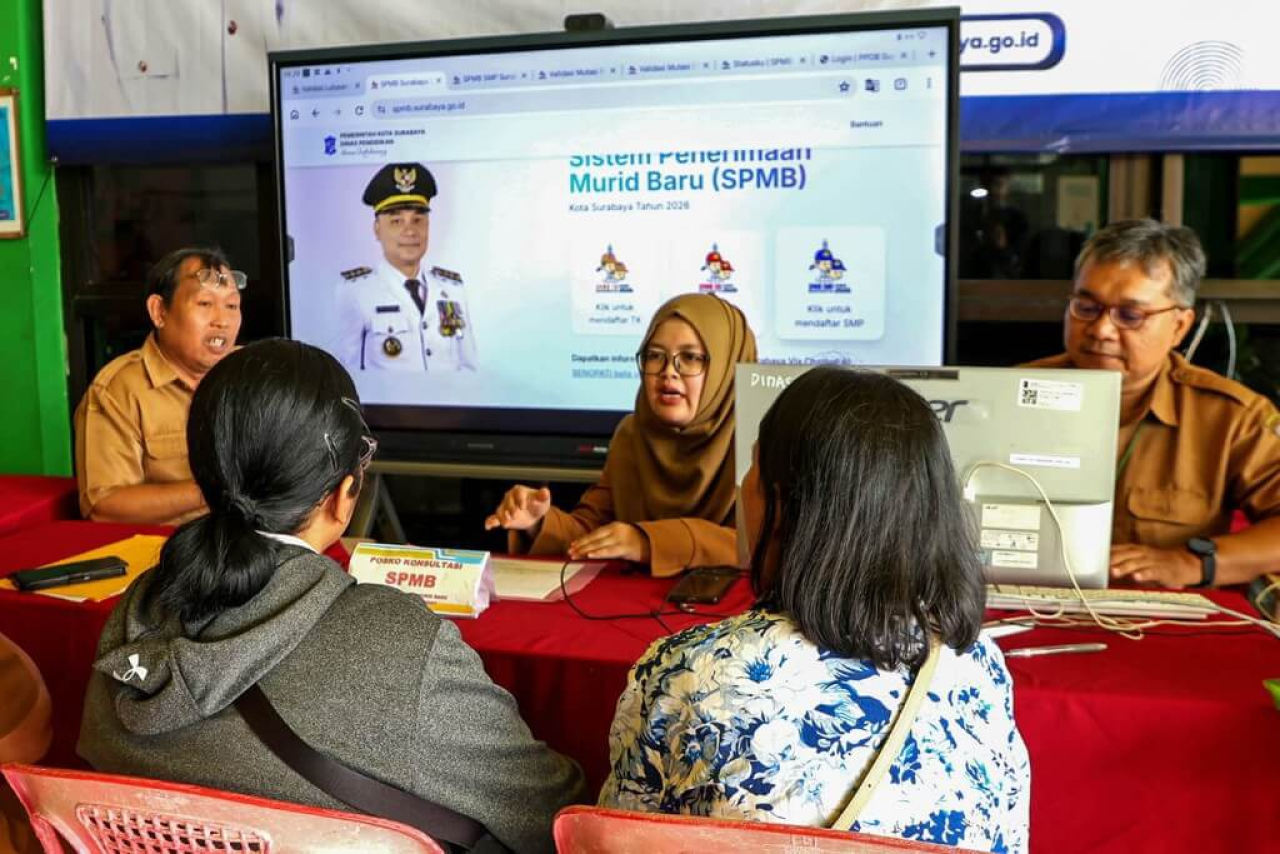 Petugas Dispendik Surabaya menjelaskan SPMB SMP 2026 kepada orang tua di Posko Konsultasi