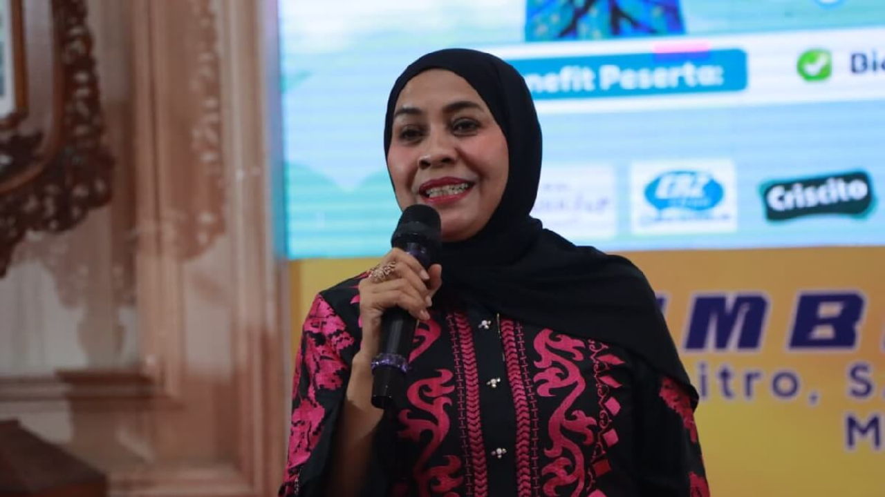 Foto Rektor Universitas Dr. Soetomo Surabaya Prof. Dr. Siti Marwiyah, S.H., M.H. sedang memberikan sambutan dan membuka acara Khitan Massal "Khitan Bahagia" Dies Natalis ke-45 Unitomo. Acara kerja sama Unitomo dengan LAZNAS Nurul Hayat ini digelar di Gedu