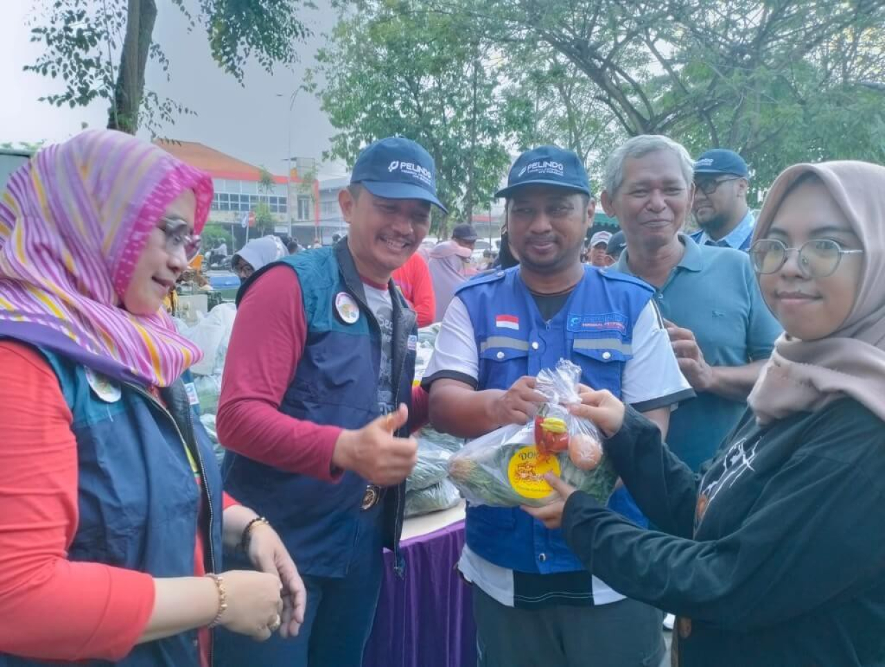 Ardiansyah Humas TPS Terminal Petikemas Surabaya serahkan paket DOKAR Sego Rongewu Pakal 21 Juni 2026