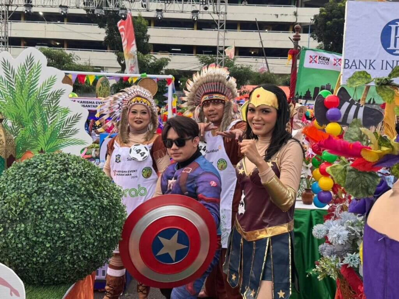 Tim Pelindo Sub Regional Jawa tampil memukau dengan konsep Amerika. Dari kiri: kostum Indian, Captain America, dan Wonder Woman saat Festival Rujak Uleg HJKS 733 Surabaya 2026 di Surabaya Expo Center