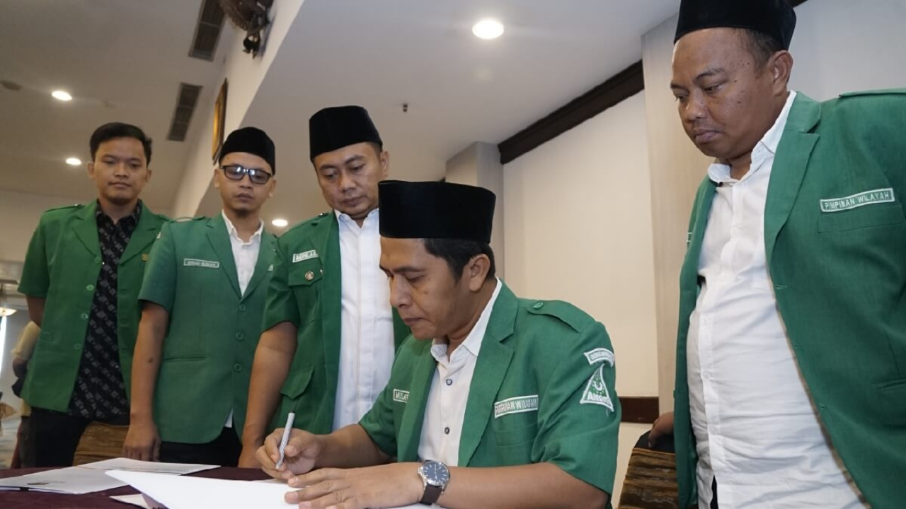 Penandatanganan MoU edukasi perpajakan antara Kanwil DJP Jatim I dan PW GP Ansor Jawa Timur untuk pelaku UMKM