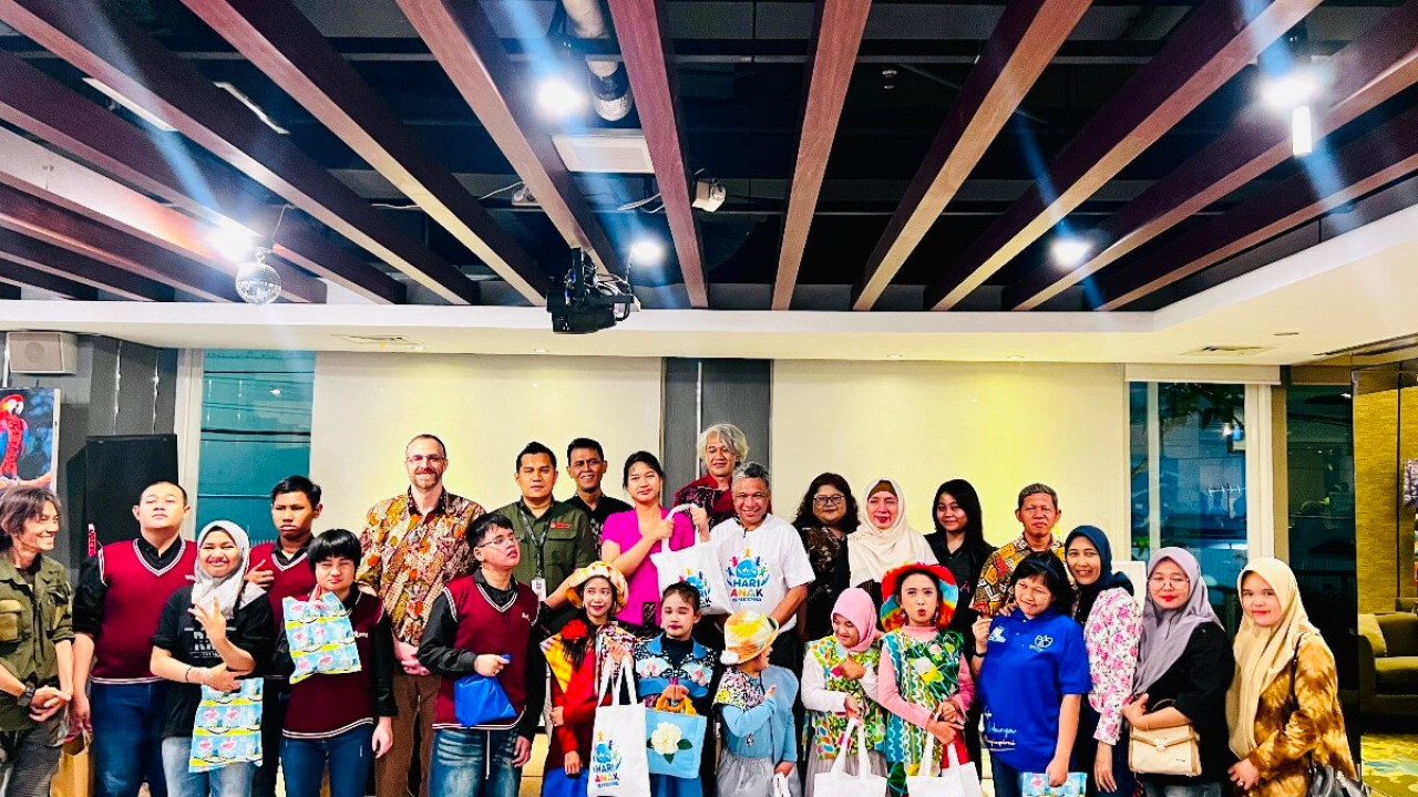 Anak-anak penyandang disabilitas tampil dalam acara #SetaraBerkarya di Dafam Pacific Caesar Surabaya pada peringatan Hari Anak Nasional 2026