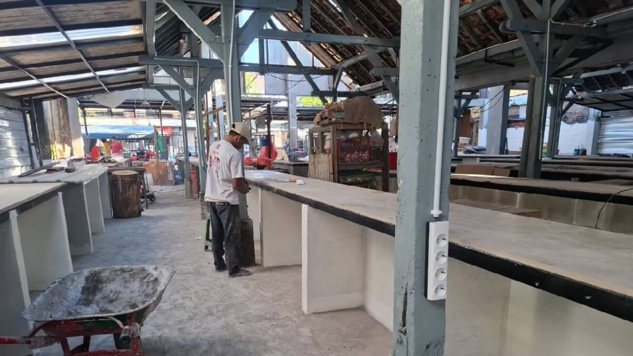 Pemkot Surabaya Benahi 16 Pasar Tradisional, Atap hingga Drainase Diperbaiki