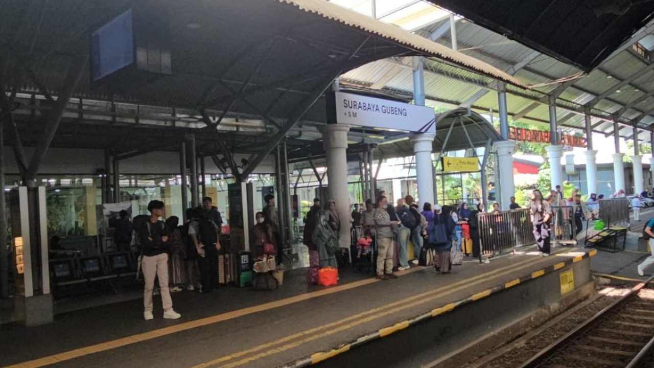 KAI Daop 8 Surabaya catat 418.431 penumpang selama libur sekolah 22-30 Juni 2026, naik 21%. Stasiun di Surabaya padat pemudik