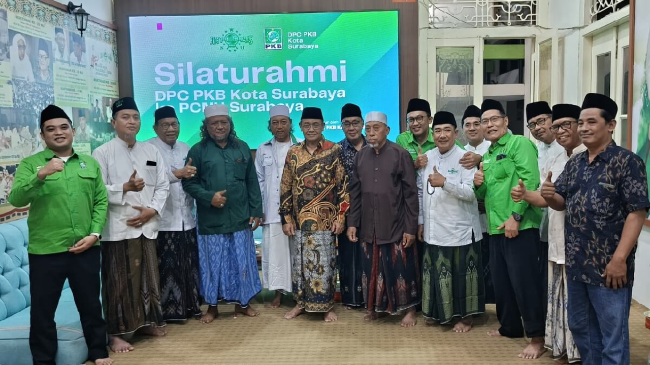 Ketua DPC PKB Surabaya M. Faridz Afif bersama KH Masduki Toha di kantor PCNU Surabaya, Senin 13 Juli