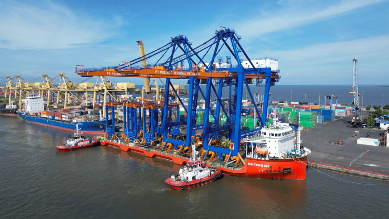 Kapal tunda Pelindo Marine mendukung proses penyandaran alat bongkar muat QCC dan RTG di pelabuhan