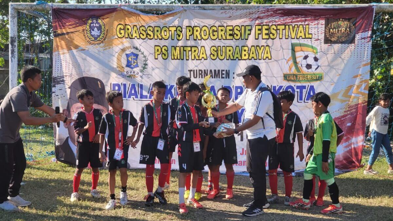 Turnamen sepak bola usia dini Piala Ketua DPRD Surabaya 2026 di Lapangan Poral Lidah Wetan diikuti puluhan tim muda