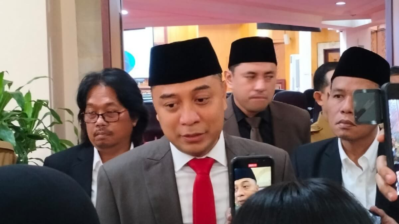 Wali Kota Surabaya Eri Cahyadi saat konferensi pers jelaskan legalitas kawasan kuliner malam Kedungdoro dan Genteng