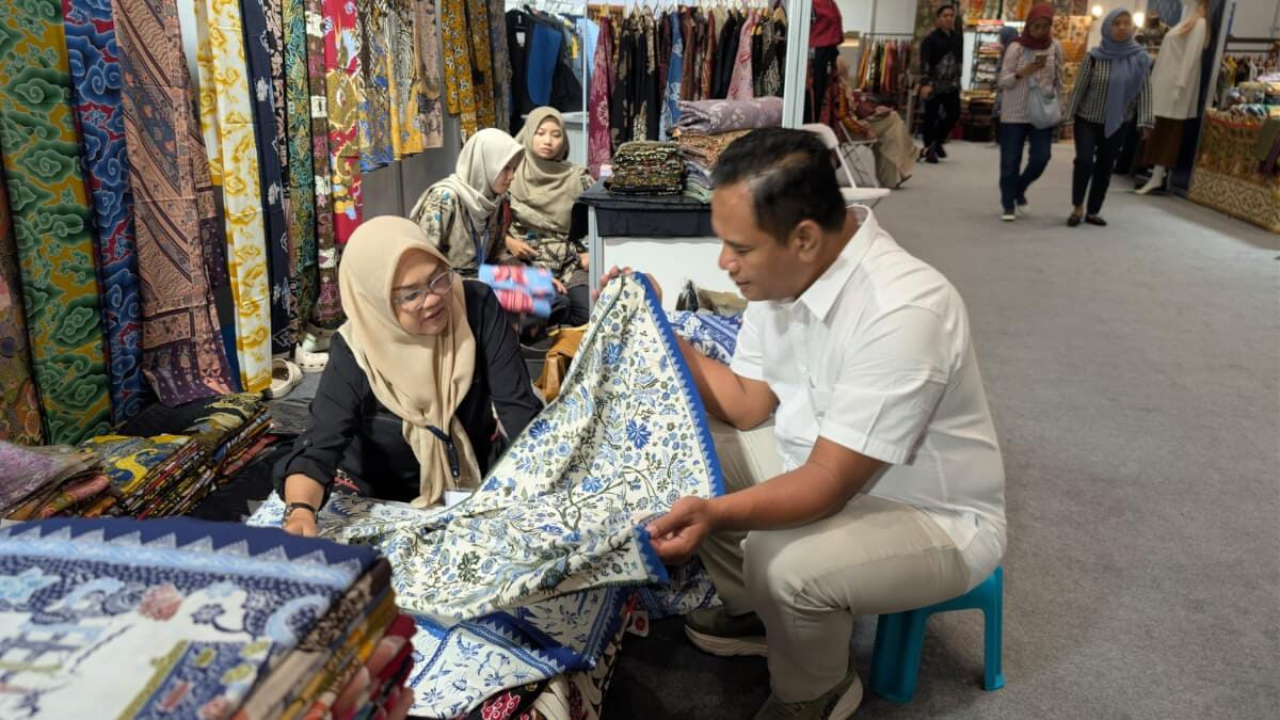 KAI Daop 8 Surabaya Perkuat UMKM, Batik Bu Dar Tampil di IFW 2026