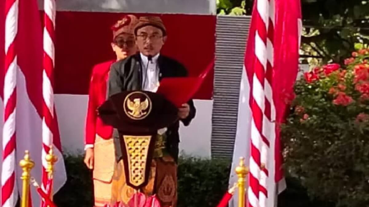 Perwakilan BKKBN Jatim menyampaikan sambutan saat peringatan HUT ke-81 Kemerdekaan RI dengan mengenakan pakaian adat.