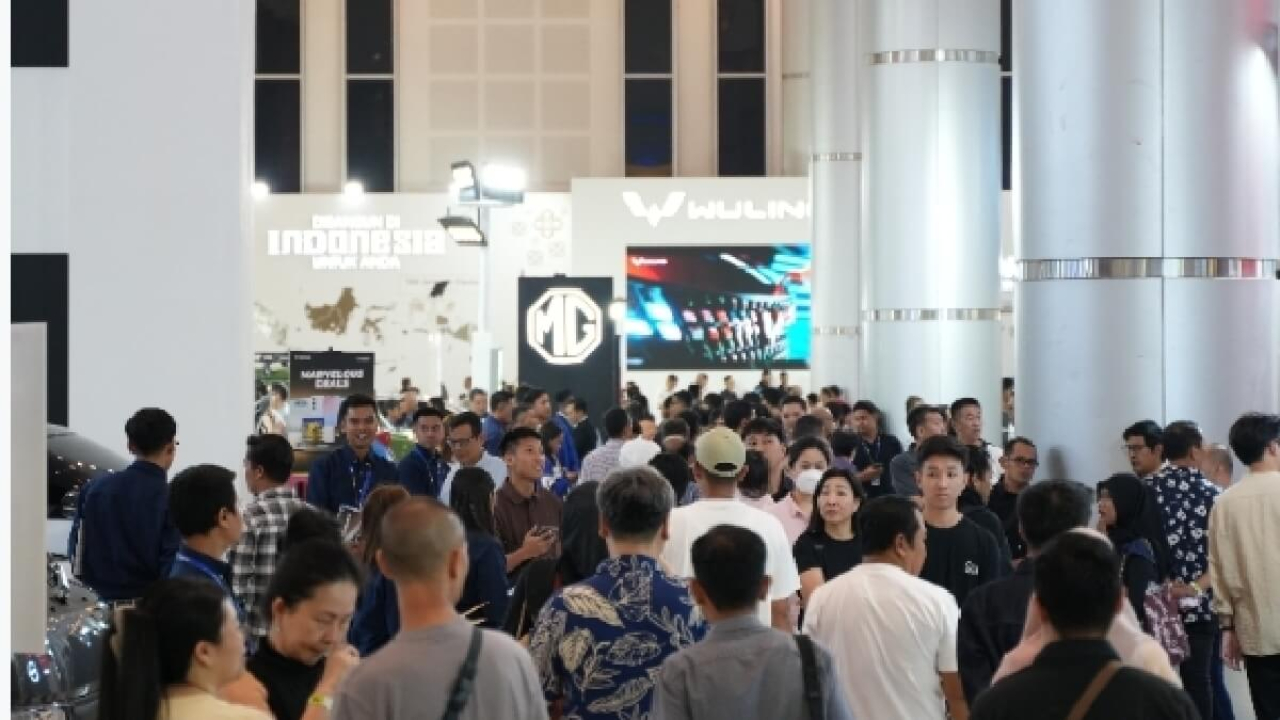 Pengunjung memadati area pameran GIIAS 2026 dengan berbagai booth merek otomotif.
