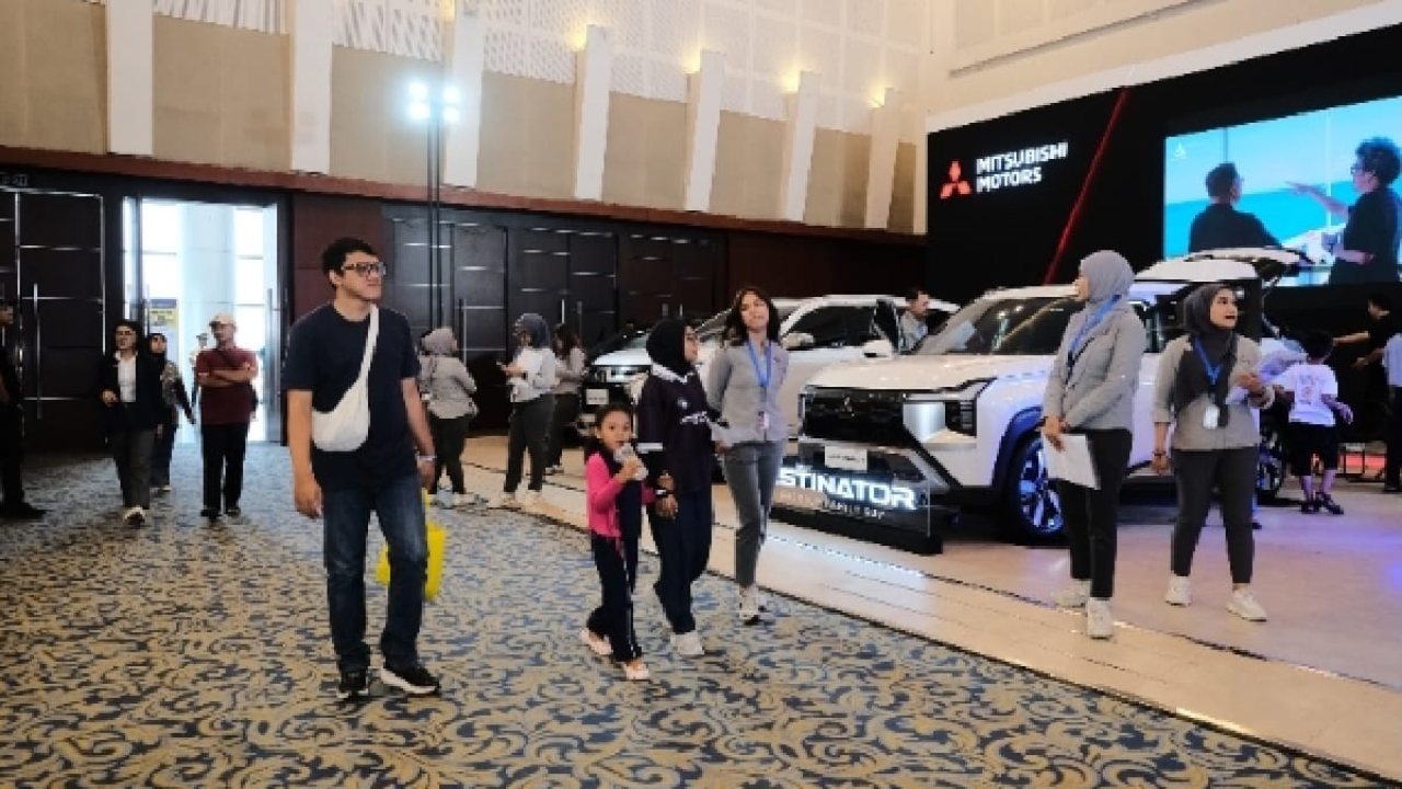 Pengunjung memadati area ticket booth GIIAS Surabaya 2026 di Grand City Surabaya