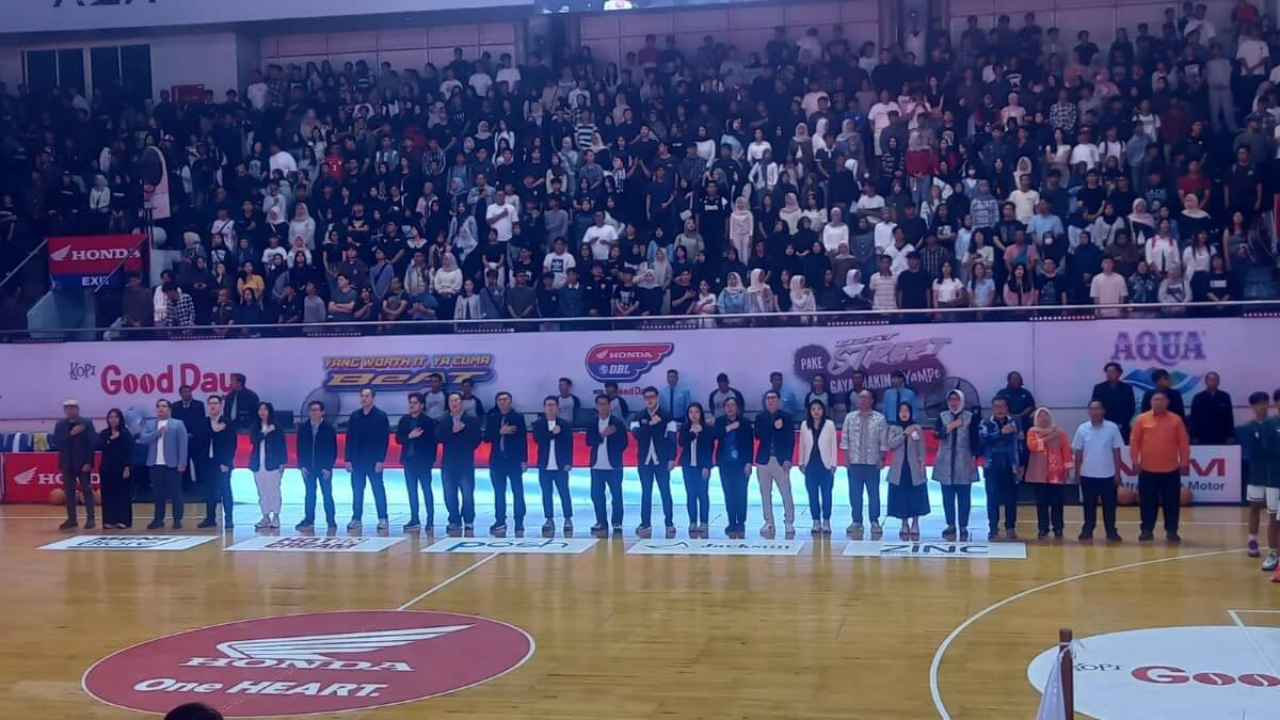 Pembukaan Honda DBL with Kopi Good Day 2026-2027 di DBL Arena Surabaya dihadiri ribuan penonton saat seri perdana kompetisi basket pelajar terbesar di Indonesia berlangsung, Kamis (6/8).