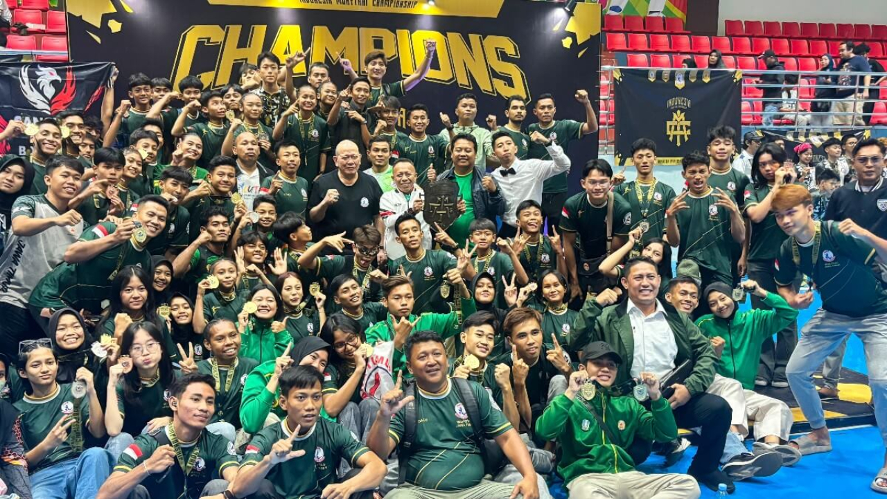 Kontingen Muaythai Jawa Timur berfoto bersama sambil menunjukkan medali usai tampil dominan di IMC 2026 Bekasi