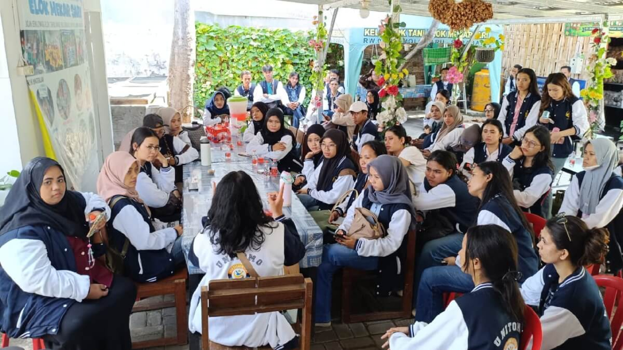 Mahasiswa Universitas Dr Soetomo (Unitomo) bersama warga Semolowaru Surabaya dalam kegiatan KKN dengan program edukasi, lingkungan, dan pemberdayaan masyarakat