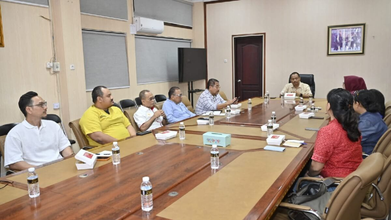 Suasana rapat koordinasi di ruang pertemuan Kantor KONI Jawa Timur yang dipimpin Ketua Umum M. Nabil bersama pengurus KONI, FPPI Kota Surabaya, dan perwakilan mitra membahas program kesehatan mental atlet menjelang Porprov Jawa Timur 2027.