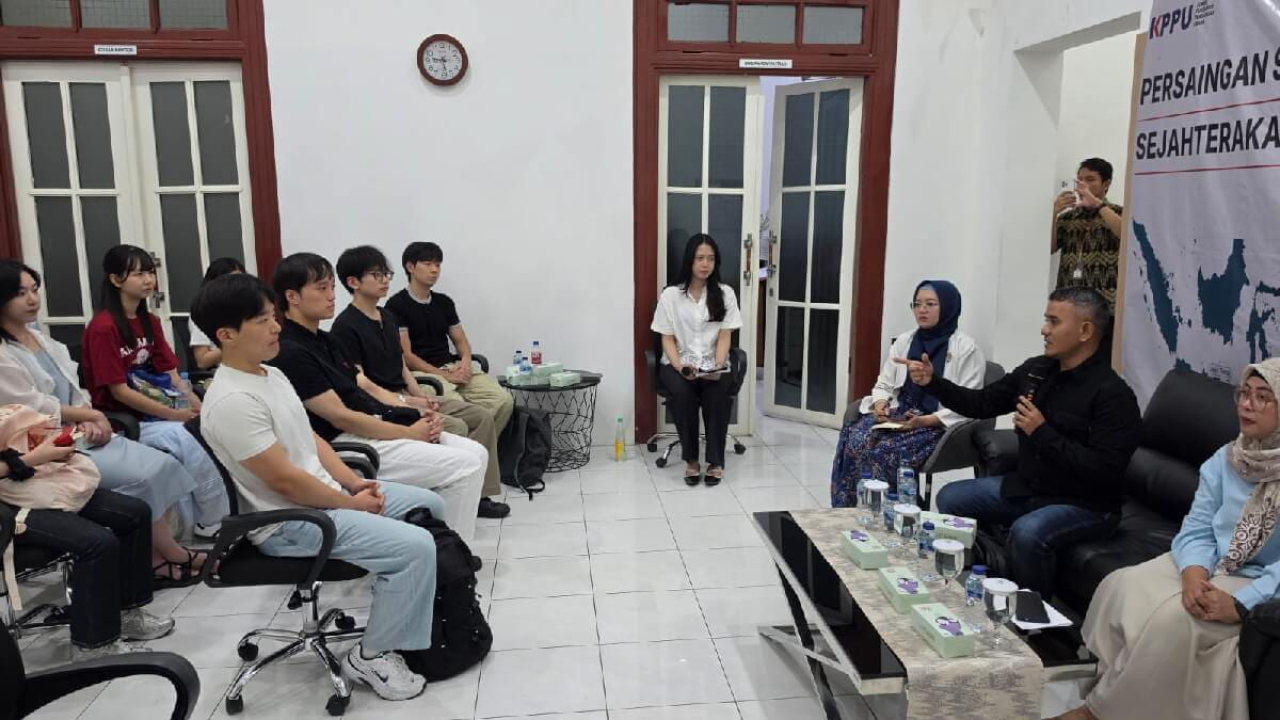 KPPU dan Pusan National University membahas penegakan hukum persaingan usaha Indonesia dan Korea Selatan di Surabaya.