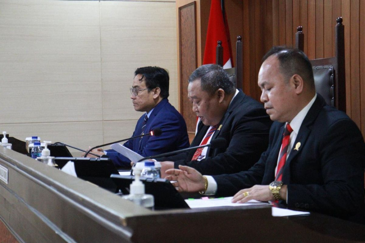 Majelis Komisi KPPU saat membacakan putusan perkara keterlambatan notifikasi akuisisi PT Swift Logistic Solutions.