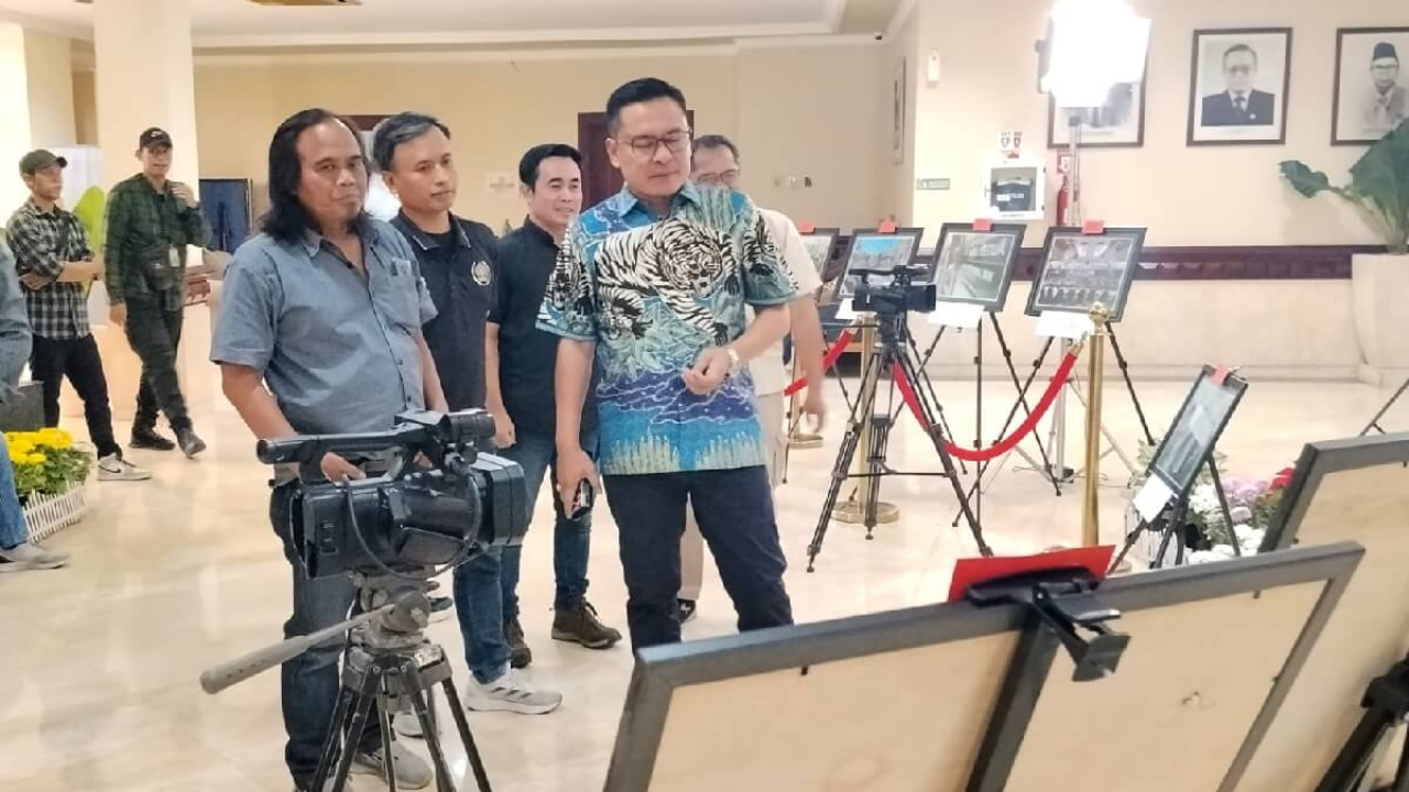 Arif Fathoni membuka Lomba Fotografi Judes di Gedung DPRD Surabaya