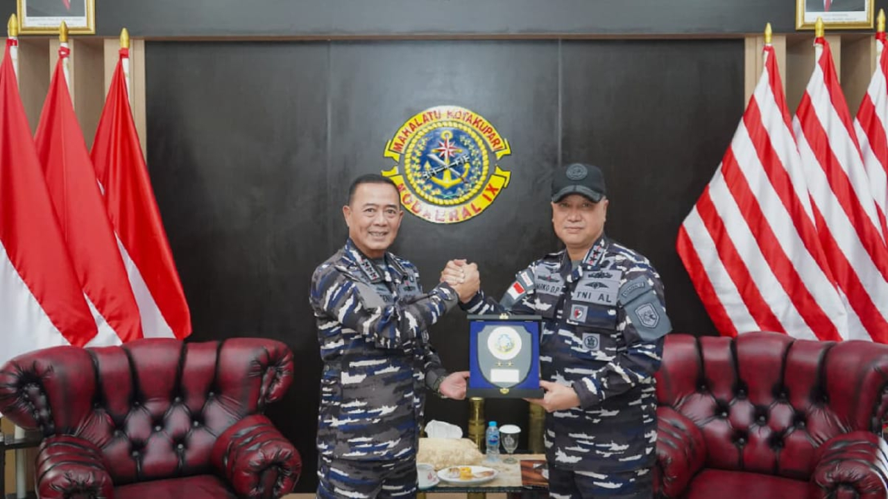 Pangkoarmada RI menyerahkan cenderamata kepada Komandan Kodaeral IX dalam rangkaian kunjungan kerja di Mako Kodaeral IX, Ambon, Sabtu (29/8/2026).