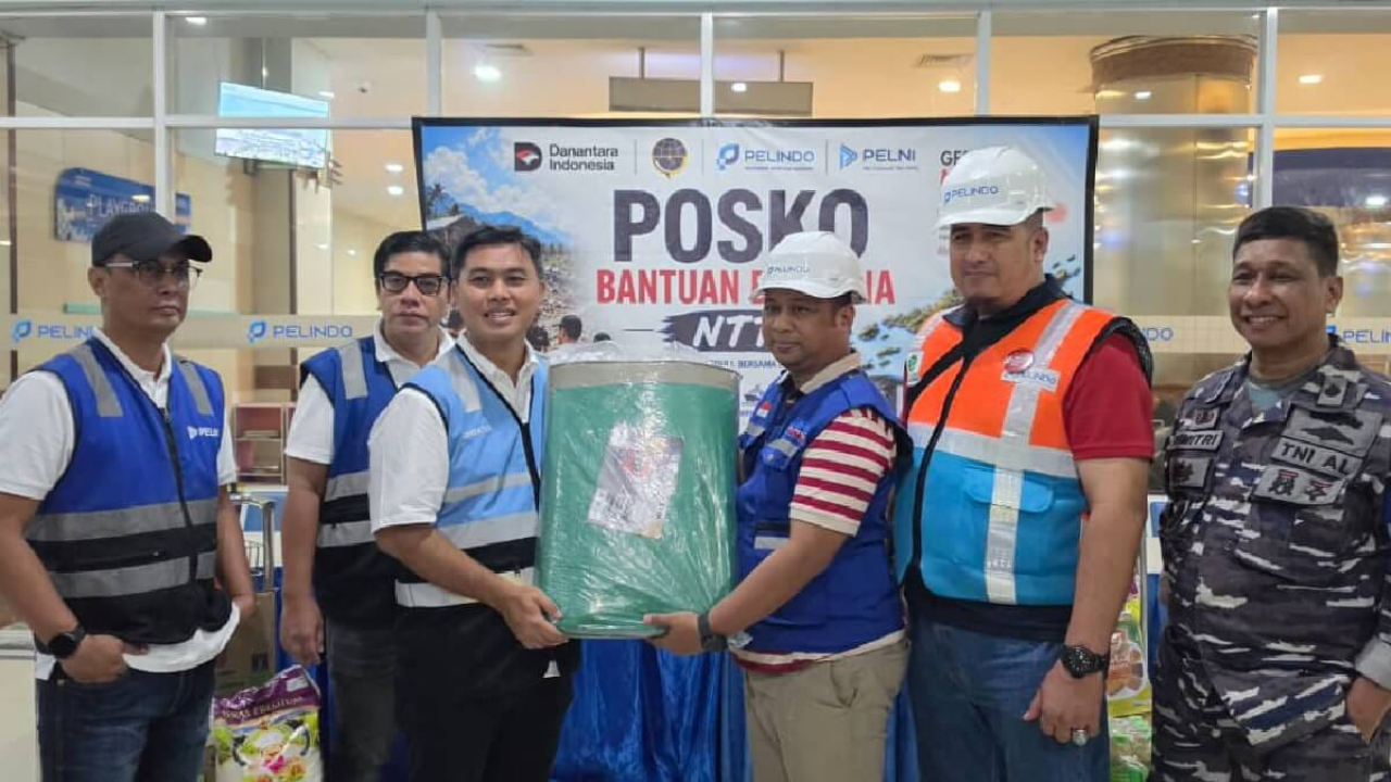 Ardiansyah, Humas TPS, menyerahkan bantuan tenda terpal secara simbolis (bantuan dari PT Pelindo Marine) kepada Hana Suhardi, Direktur Usaha Angkutan Barang dan Tol Laut PT PELNI, pada Minggu Malam (16/8)