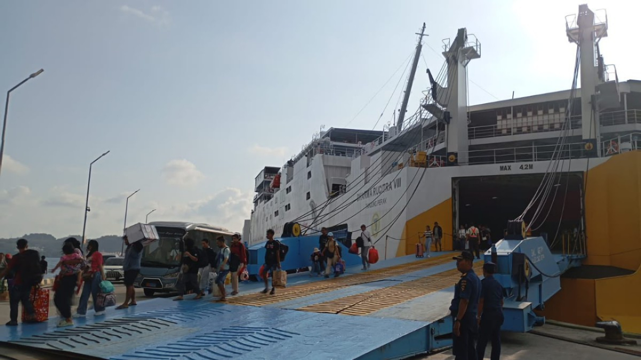 Pelindo melakukan pemulihan fasilitas Pelabuhan Maumere NTT setelah terdampak gempa bumi.