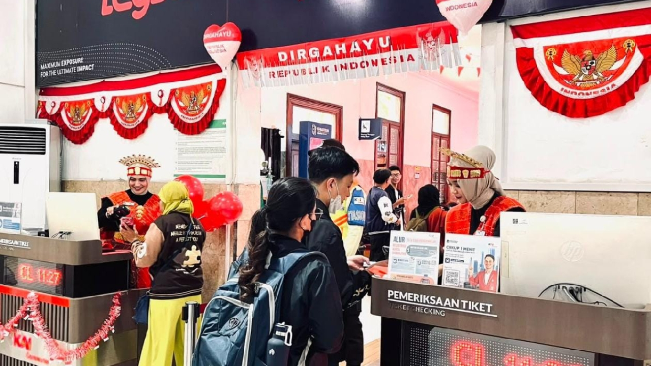 Penumpang Commuter Line Area 8 Surabaya saat libur HUT ke-81 RI dan tarif promo Rp8