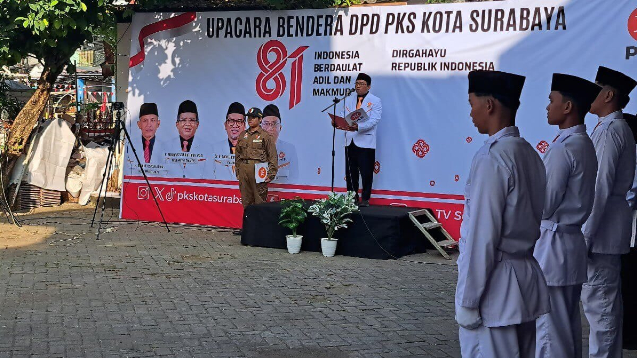 Upacara HUT ke-81 RI DPD PKS Kota Surabaya diikuti petugas pengibar bendera dan jajaran kader PKS.