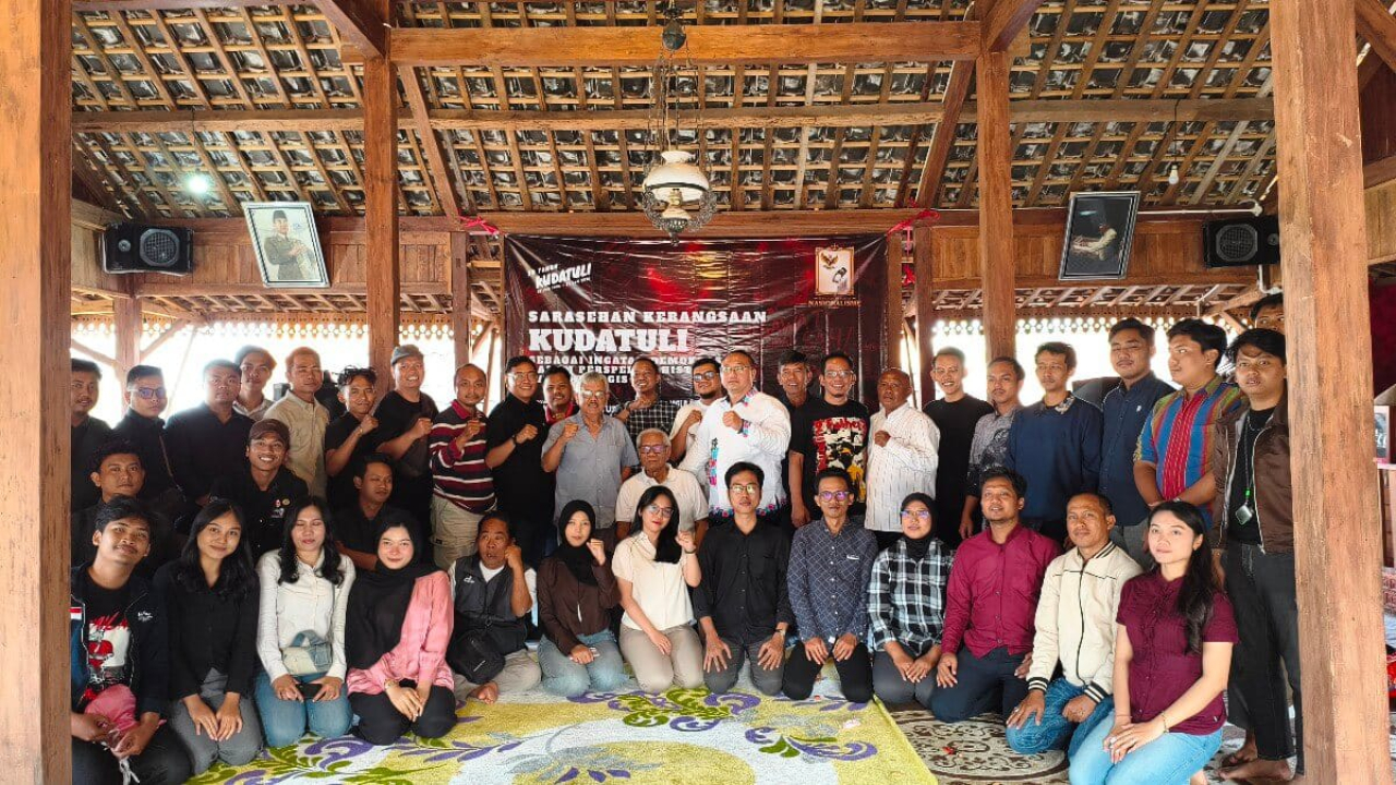 Mantan Hakim Konstitusi Prof. Dr. Harjono menjadi pembicara dalam Sarasehan Kebangsaan bertema Kudatuli Sebagai Ingatan Demokrasi di Kota Batu, Kabupaten Malang.