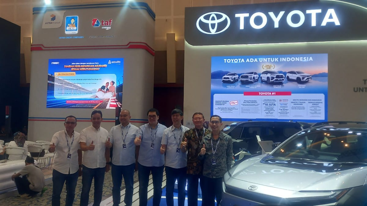 Tim Toyota berfoto bersama di booth Toyota pada GIIAS Surabaya 2026