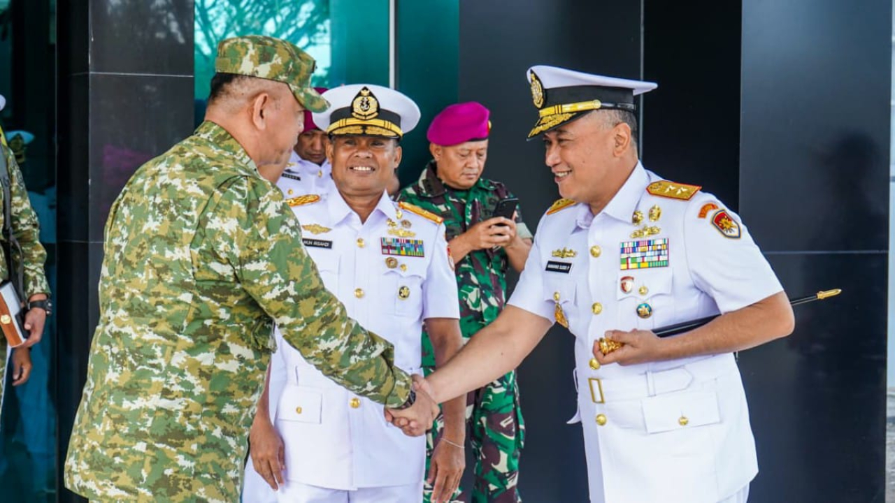 Dankodaeral IX Laksda TNI Hanarko Djodi Pamungkas menerima kunjungan Tim Puldata Sahli Panglima TNI di Mako Kodaeral IX Ambon
